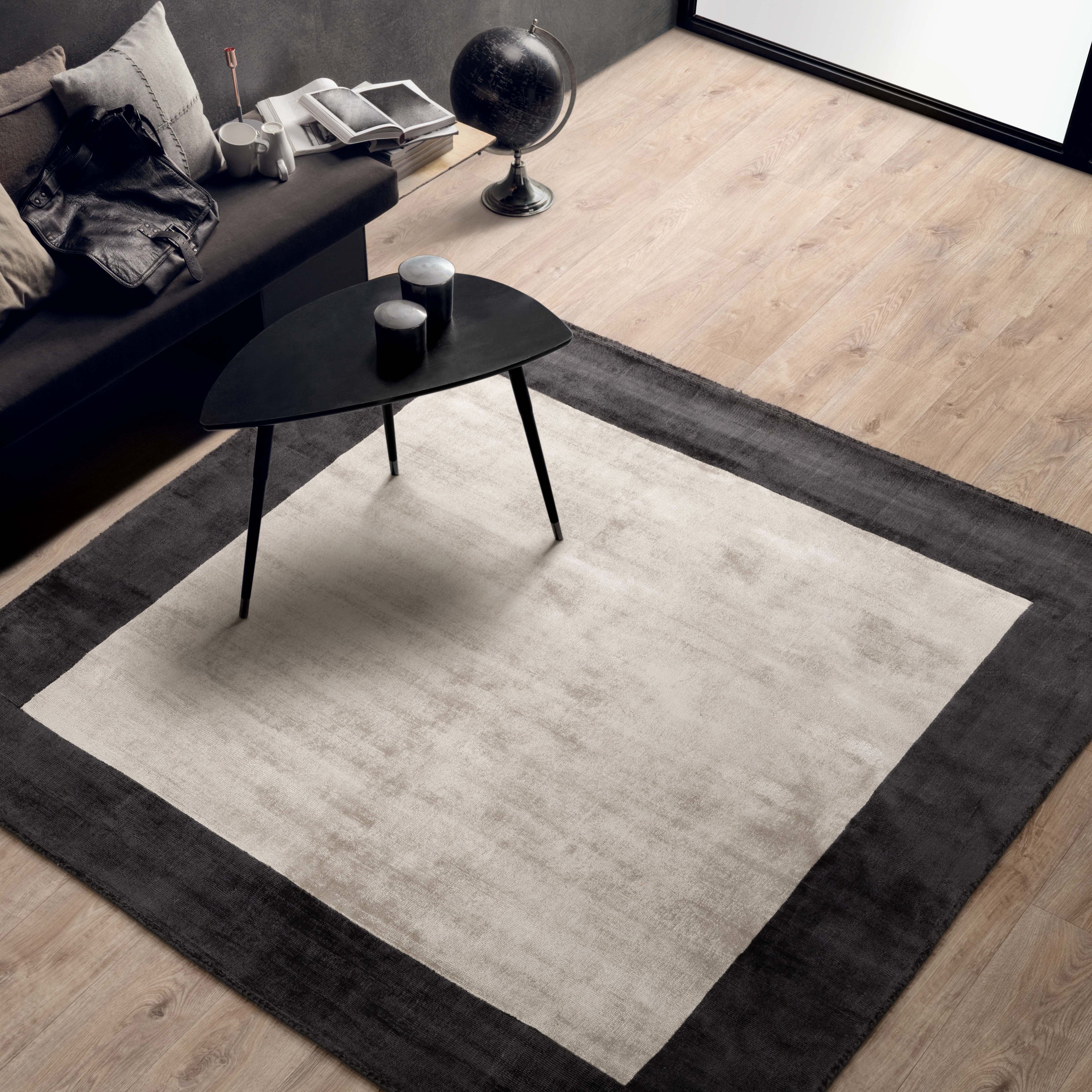 Blade Border Charcoal / Silver Rug