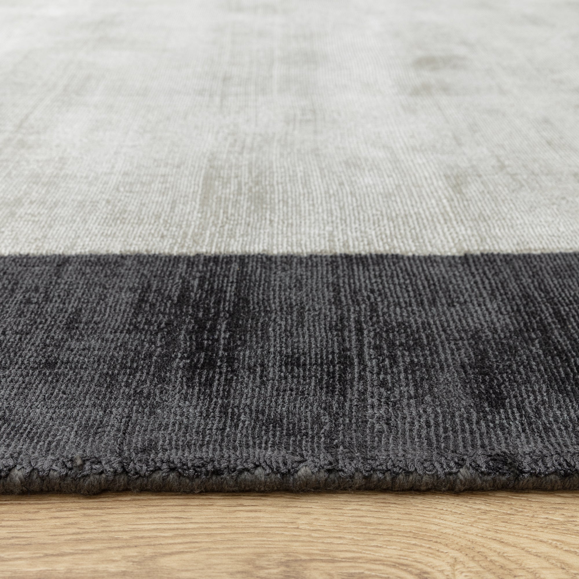 Blade Border Charcoal / Silver Rug