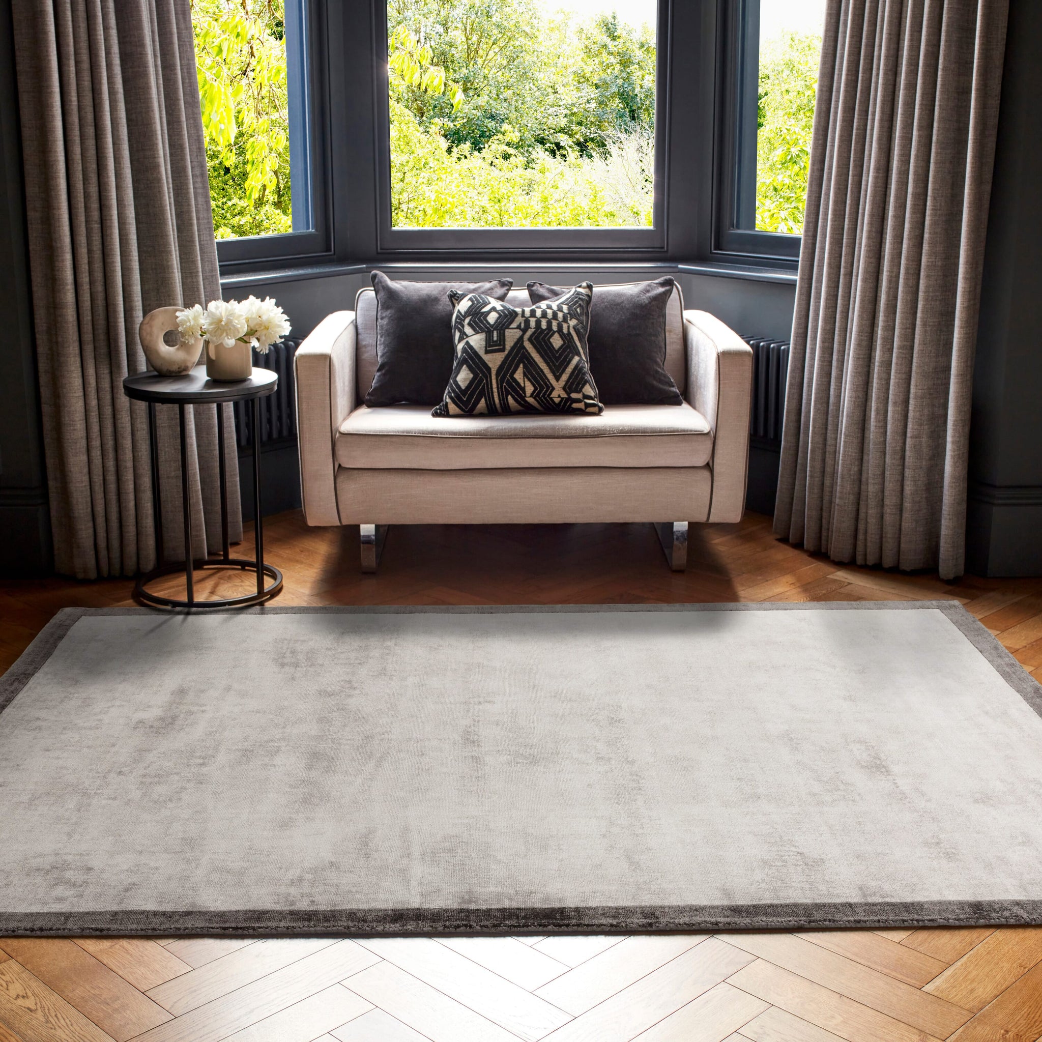 Blade Border Silver / Grey Rug